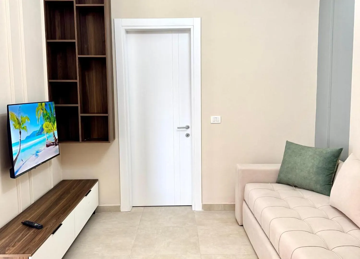 White Arena Apartments Golem 0*, غوليم