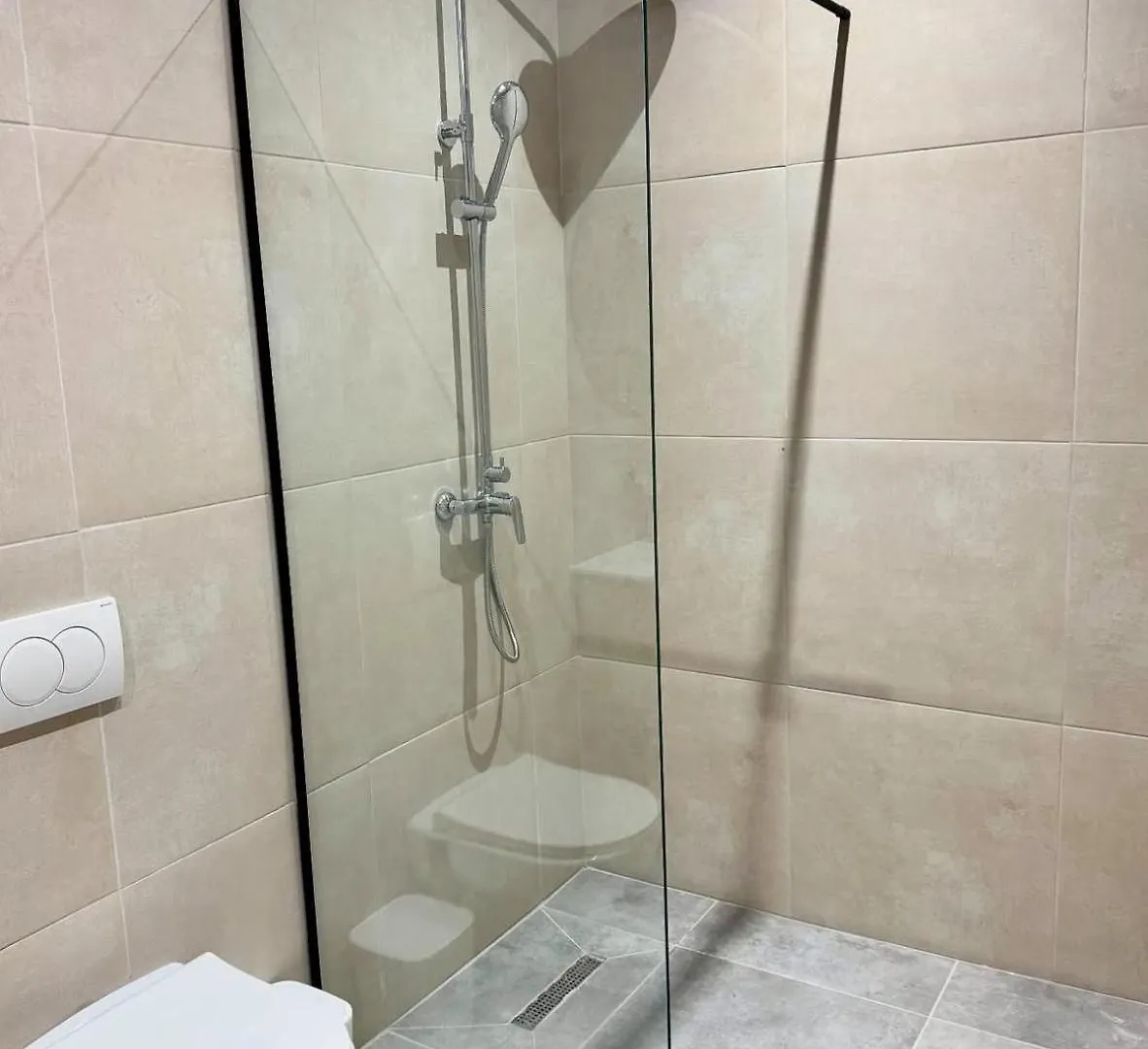 White Arena Apartments Golem 0*, غوليم