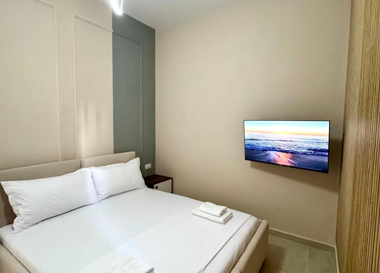 White Arena Apartments Golem 0*, غوليم